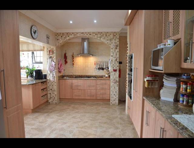 4 BEDROOM HOUSE FOR SALE IN HARTENBOS HEUWELS